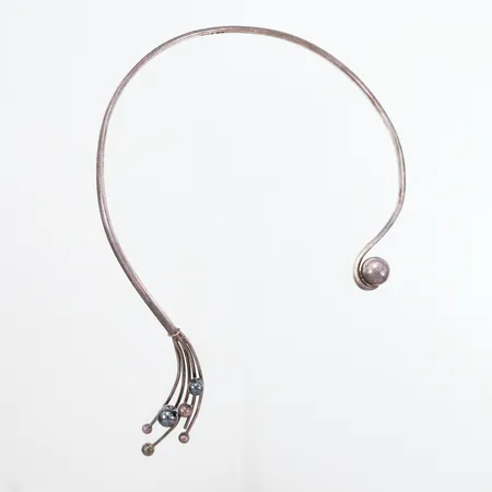 Collier Stigbert med hematit ca. 37cm justerbar, år 1972, stelt, silver 830/1000 Vikt: 40,5 g