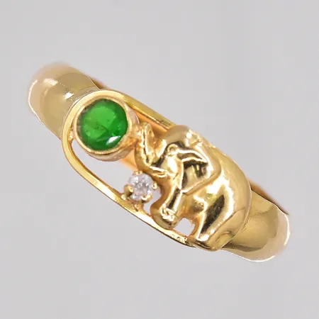 Ring med grön och vit sten stl:20, något ojämn skena, 18K Vikt: 1,5 g