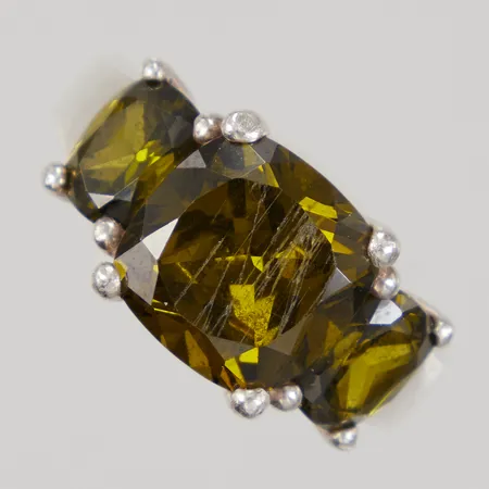 Ring med gröna stenar stl 18¾, bredd 4,4-12mm, repor på mittstenen, 925/1000 silver  Vikt: 15,6 g