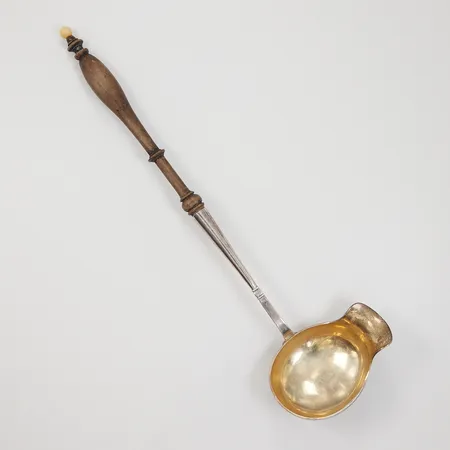 Såsslev med träskaft, längd 24,5cm, år 1889, silver. Bruttovikt: 34,8g Vikt: 0 g