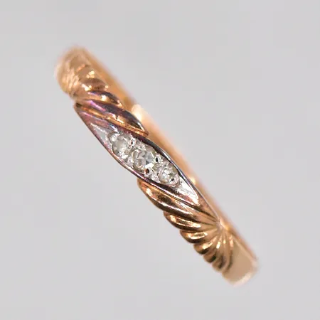 Ring med diamnater ca 0,03ctv, något ojämn skena, missfärgningar, 14K Vikt: 1,6 g