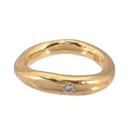 Diamantring i 18K guld, svängd skena, Diamant 0,04ct, Ø17,0 mm, bredd 3,3 - 4,3 mm Vikt: 9,2 g