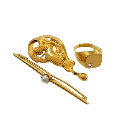 Diverse guldsmycken 18K guld, slitage/defekter Vikt: 8,9 g