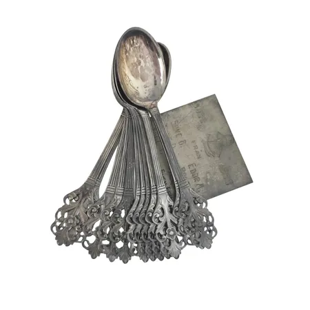 Kaffeskedar silver 12 stycken, längd 10,2 cm + plakett med namngravyr Vikt: 97,6 g