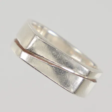 Ring med dekor stl:18½, bred 6,5mm, skev, silver 925/1000 Vikt: 6,6 g