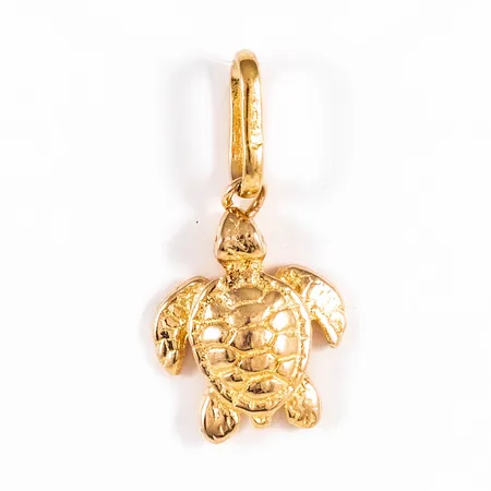 Hänge sköldpadda i 14K guld. Det är 24,5 mm långt inkl. ögla och väger 2,0g.