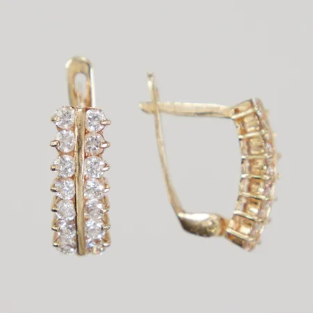 Örhängen clips med vita stenar  17mm, bredd 7mm, fäster ej, 14K Vikt: 5,1 g