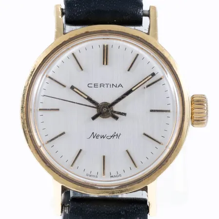 Damur Certina New Art i 18K guld med läderband. Boett Ø 22 mm med gravyr:  "För nit...". Manuellt urverk. Repigt plastglas. 