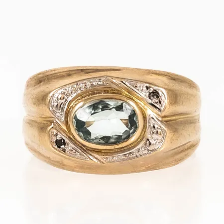 Ring med blå topas och 2 x ca 0,005ct 8/8-slipade diamanter stl:18 bredd 3,5-11,5mm 8K 2,4g. 