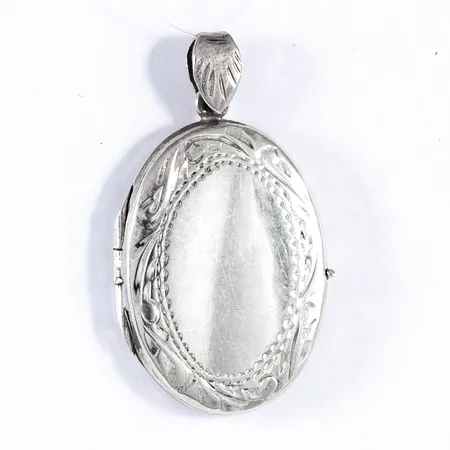 Medaljong fotogömma i silver. Den är 34,7 mm lång inkl. ögla och  väger 4,4g.