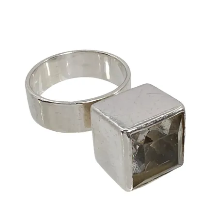 Retro Ring 1960-tal silver Bergkristall Silversmed ZILAS MATTSON Stockholm 1964, stl:18,0 mm, skena bredd 7 mm, uppbyggnad 17 mm, dekor 13x13 mm, stämplad + namnet (Zilas) i skrivstil, sten utan anmärkning  Vikt: 9,8 g