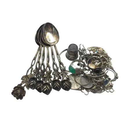 Diverse silver, bl.a. kaffeskedar, smycken eller delar därav, slitage/defekter, enstaka sten Vikt: 100,5 g