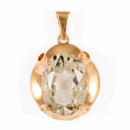 Hänge i 18K guld med en ljust gulgrön sten (kvarts). Det är 28,7 mm långt inkl. ögla och väger 3,9g. Stämplad 18K Z9 (1974).