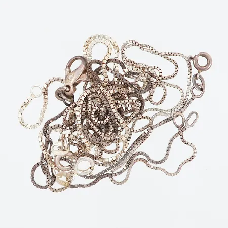 Fyra kedjor Venezia 35-42cm, samtliga med skevheter, silver 830-925/1000 Vikt: 8,4 g