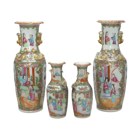 Vaser, två par, Kina, Kanton, omkring sekelskiftet 1900, porslin, utanpåliggande dekor, höjd 15 resp. 26 cm, en mindre vas med välgjord lagning på brätte, en större vas med mindre (hårfin) glasyrspricka, små mynningsnagg förekommer, åldersrelaterat bruksskick, vikt tillsammans strax under 1800 gram