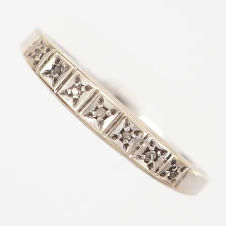 Ring med stenar stl:19¾, bredd: 1mm, vitguld, i behov av omrodinering, skev skena, 14K Vikt: 0,8 g