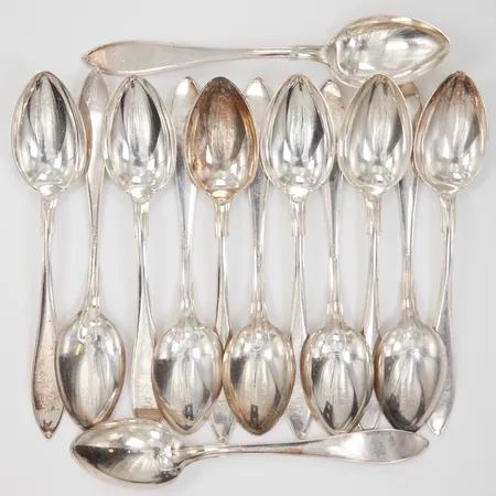 13 bordsskedar 19,3cm modell Svensk spetsig, gravyr, silver Vikt: 522,8 g