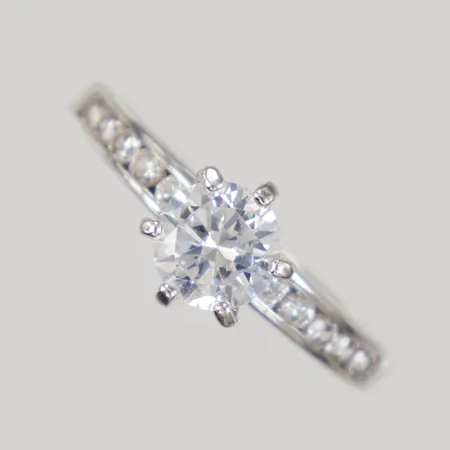 Ring med vita stenar stl:18, bredd, 8mm, GHA, Silver 925/1000 Vikt: 2,7 g