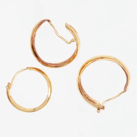 Tre udda örhängen, defekter, 18K Vikt: 1,1 g