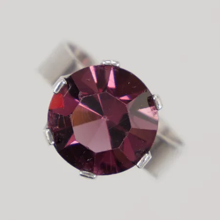 Ring med lila sten stl:16, bredd 11mm, Hedbergs Guld & Silver Ab år 1973, Silver  Vikt: 3,7 g