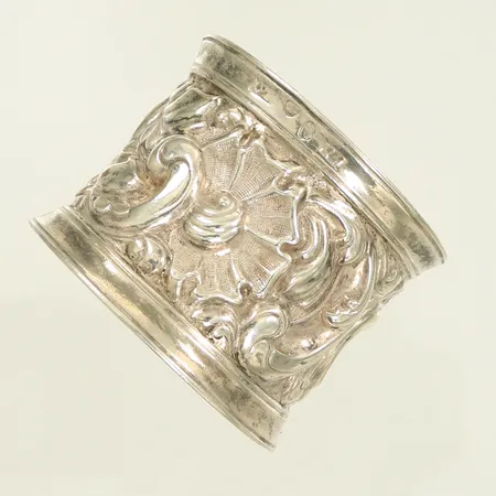 Servettring Ø47mm bredd 37mm, graverad & liten buckla på kanten, silver 32,2g Vikt: 32,2 g