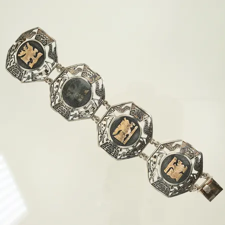 Armband ledad med förgylld utsmyckning, längd ca 18cm bredd 40mm, defekt saknar en del av utsmyckningen. silver 925/1000-delar 54,2g Vikt: 54,2 g