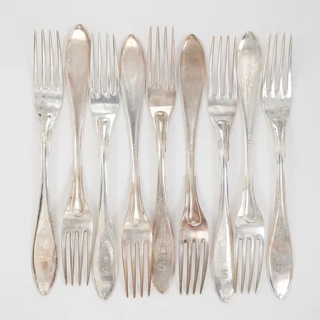 9 bordsgafflar 18cm modell Svensk spetsig, gravyr, silver Vikt: 356,5 g