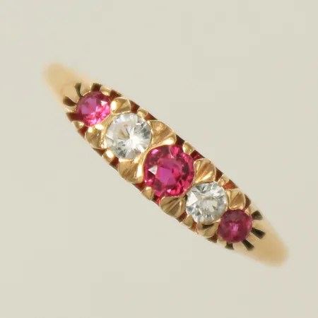 Ring med röda och vita stenar, stl: 17¼, bredd: 0,8-4mm 18K Vikt: 1,8 g