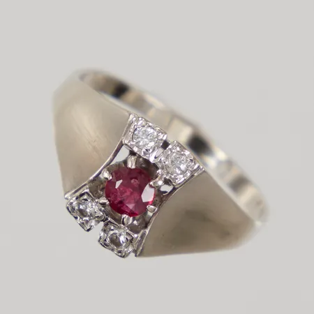 Ring med röd sten samt diamanter 4x 0,002ct, stl:17¾, bredd 10mm, vitguld, bör omrodieras 18K Vikt: 3,5 g