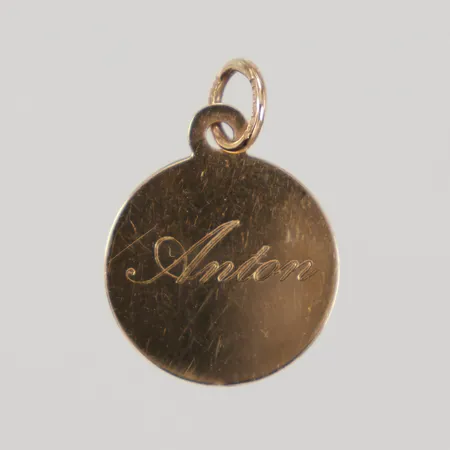 Hänge namnplatta längd inklusive ögla 19mm, bredd 13mm, gravyr 18K Vikt: 0,7 g