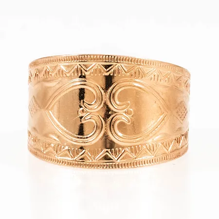 Ring Västerbotten bred modell stl:19 bredd 5,5-14mm 18K 5,3g. 