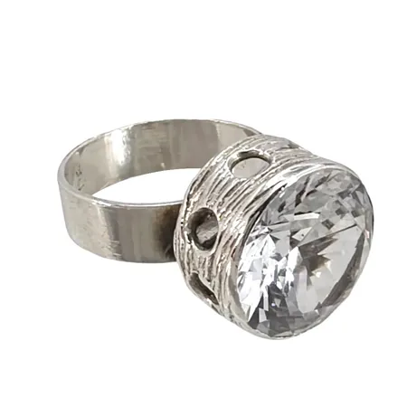 Retro Ring 1970-tal silver, stor slipad Bergkristall (Ø14,5 mm), stl:17¼ mm, skenans bredd 5,5 mm, uppbyggnad 11,5 mm, dekor Ø15 mm, sten utan anmärkning, stämplad 830/1000 + kontrollstämpel på skenans utsida, fint skick Vikt: 6,7 g