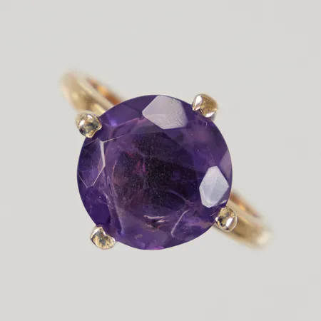 Ring med lila sten stl:16½, bredd 13mm, förgyllt silver 925/1000 Vikt: 3,4 g