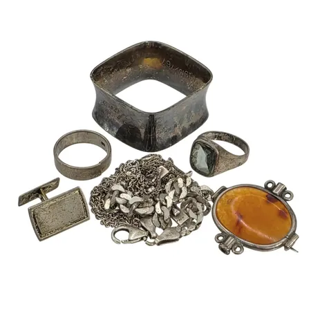 Silversmycken eller delar därav, slitage, defekter, gravyr, bruttovikt 63,7 gram Vikt: 63,7 g