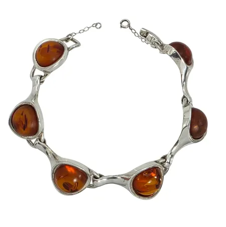 Armband silver Bärnsten, (samma modell som ovanstående auktionsnummer A32009), inre mått 18 cm, bredd 16 mm, säkerhetskedja, stenar utan anmärkning, fint skick  Vikt: 29,2 g