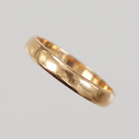 Ring slät stl:15¾, bredd 3mm, gravyr, 18K Vikt: 1,7 g