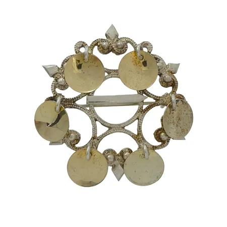  Dräktsmycke "Allmogestil" brosch silver 830/1000, förgylld, rund dekorerad modell med hängande "kläppar", Ø39 mm, total längd inkl. kläppar 43 mm, oidentifierad tillverkarstämpel, sparsamt använd   Vikt: 8,4 g