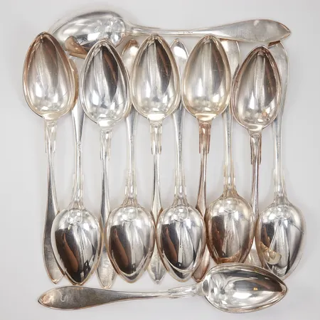 12 Matskedar 22,5cm modell Svensk spetsig, gravyr, silver Vikt: 792,8 g