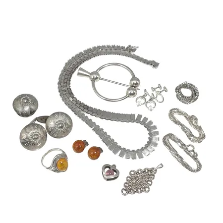 Silversmycken bl.a. Dräktnål (sjalnål) i allmogestil, Örhängen, Bärnsten, modell med clips, Ø11 mm, Ring silver 925/1000 Bärnsten, stl:17½ mm, bredd 2,2-18 mm, slitage/defekter förekommer Vikt: 78,4 g