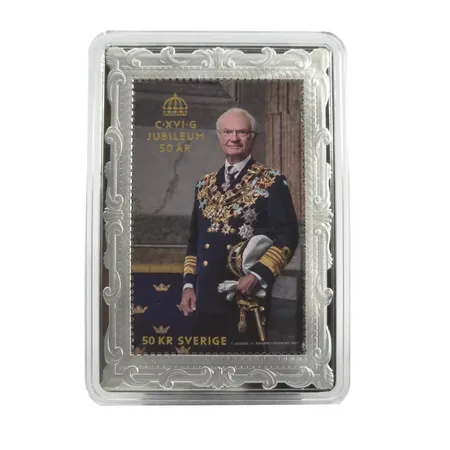 Silvertacka "Frimärkstacka", Kung Carl XVI Gustaf 50 år på tronen, silver 999/1000, utgiven av Mynthuset, mått 78x52 mm, inkapslad, mycket fint skick helt utan hanteringsmärken, upplaga 1973 ex.  Vikt: 62,2 g