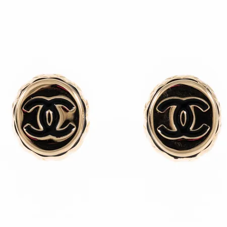 Chanel örhängen i vitmetall. De är 11,5 x 12,5 mm. Stämplade CHANEL B25 MADE IN ITALY. Inköpta 2025-09-19 för 6.010kr i butiken i Stockholm. Originalask, påse, kvitto. Fint skick. 