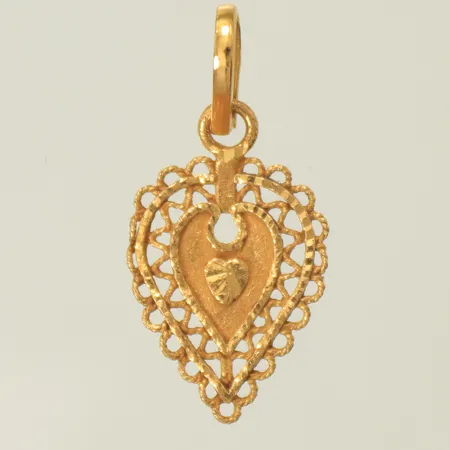 Hänge hjärta med mönster, 29 x 14mm (bucklig) 21K, 1,7g