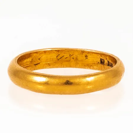 Ring slät stl:19¼ bredd 4mm, ojämn skena 23K 7,2g. 