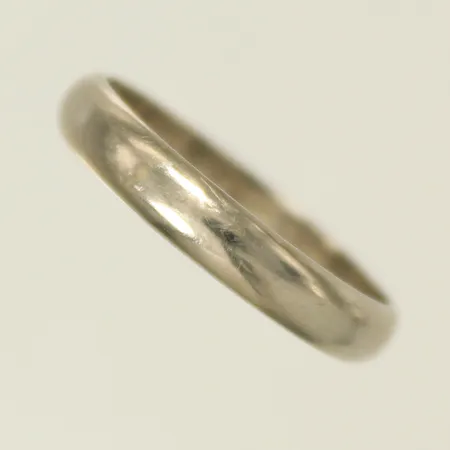Ring slät, stl 16¾, bredd 3,3mm vitguld, gravyr 18K Vikt: 2,8 g