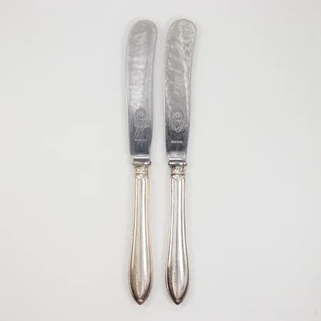2 Smörknivar modell Svensk Spetsig 20cm, blad i rostfritt stål, gravyr, 830/1000, Bruttovikt:104,6g.