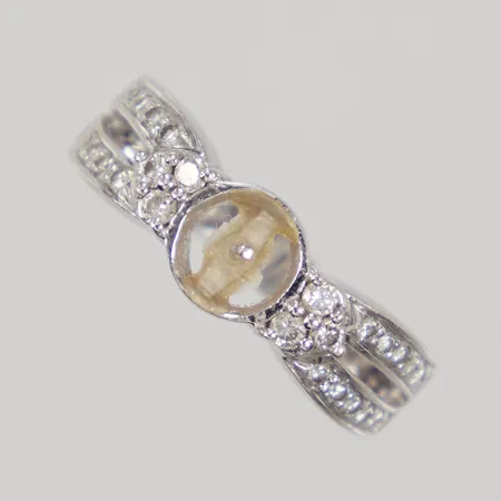 Ring med diamanter 30 x ca 0,01ct pärla saknas, stl:16¾, bredd 6mm, vitguld 18K Vikt: 3,7 g