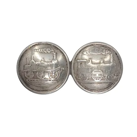 Brosch med monterade uniformsknappar "Ånglok", Sverige järnväg, tidigt 1900-tal, försilvrad metall, två olika motiv, längd 48 mm, knappar Ø23,5 mm, vikt strax under 20 gram