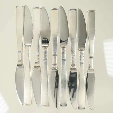 9 Bordsknivar Rosenholm skaften i silver och bladen i rostfritt stål, längd 19,7cm, 533,1g totalt.