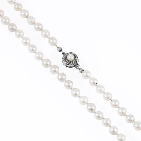 Collier med odlade pärlor Ø 6 - 6,3 mm. Den är 48 cm lång. Lås i silver. Naturliga ojämnheter, ojämn lyster.  Vikt: 0 g