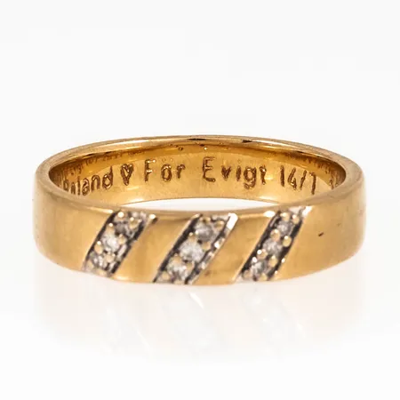 Ring med 9 x ca 0,005ct 8/8-slipade diamanter stl:16½ bredd 3,5-4mm, gravyr 18K 3,8g.